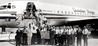 La tripulación del primer vuelo supersónico civil acompañados de ingenieros y directivos de la Douglas. Bill Magruder es el de camisa blanca detrás del letrero (vía Air & Space Magazine).